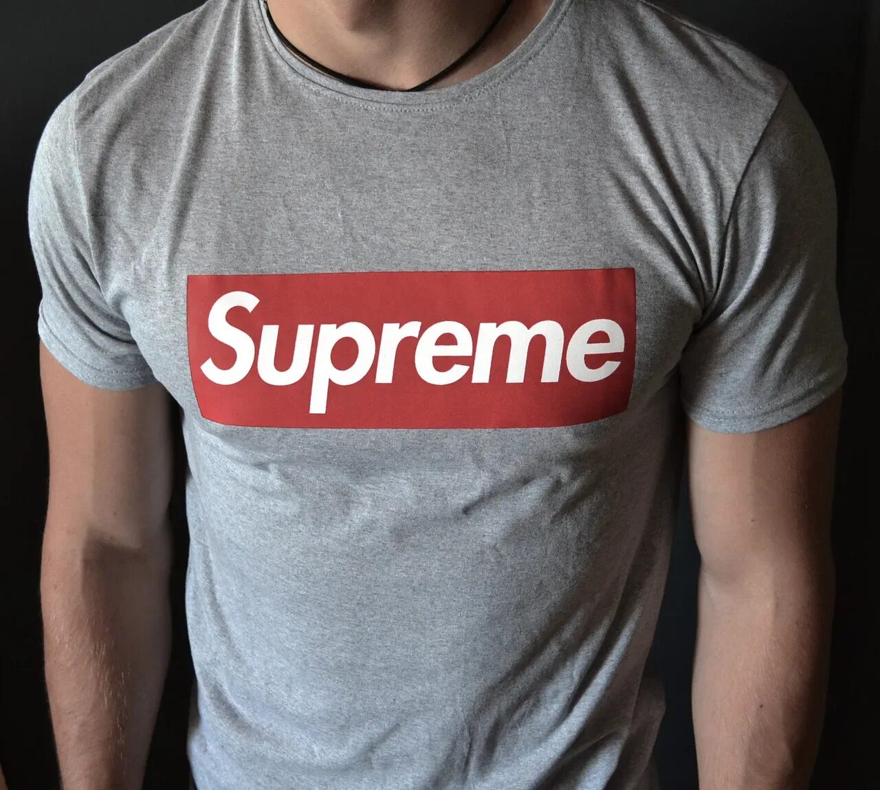 Supreme что означает на русском. Supreme что означает на русском. Надпись суприм. Supreme вещи. Бирки суприм.