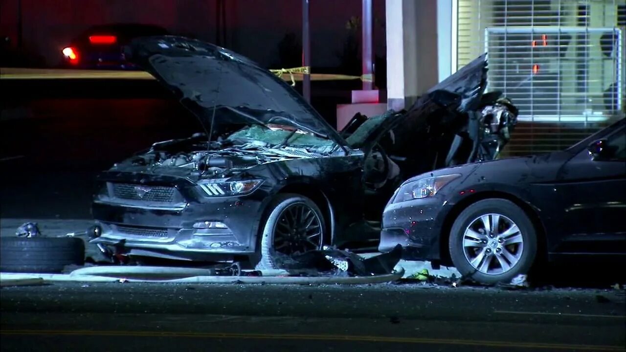 Look at that car it crash. Look that car over there. Форд мустанг 2005 разбитый. Look at that car it crash. Look at that car it crash.