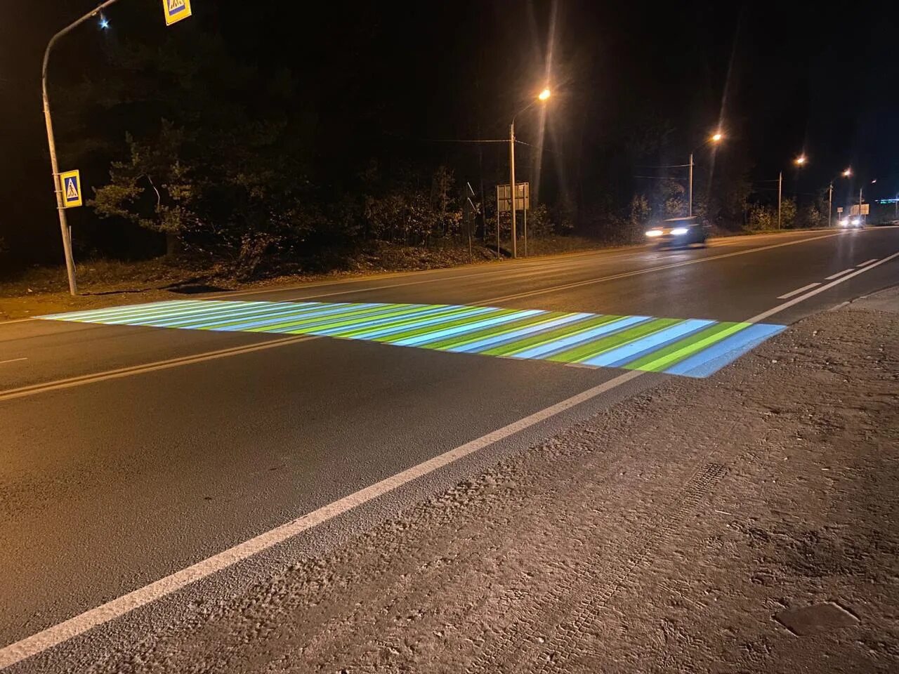 Одна и две светящиеся полосы. Светящаяся дорожная разметка. Световая разметка на дороге. Светодиодная дорожная разметка. Лазерная дорожная разметка.