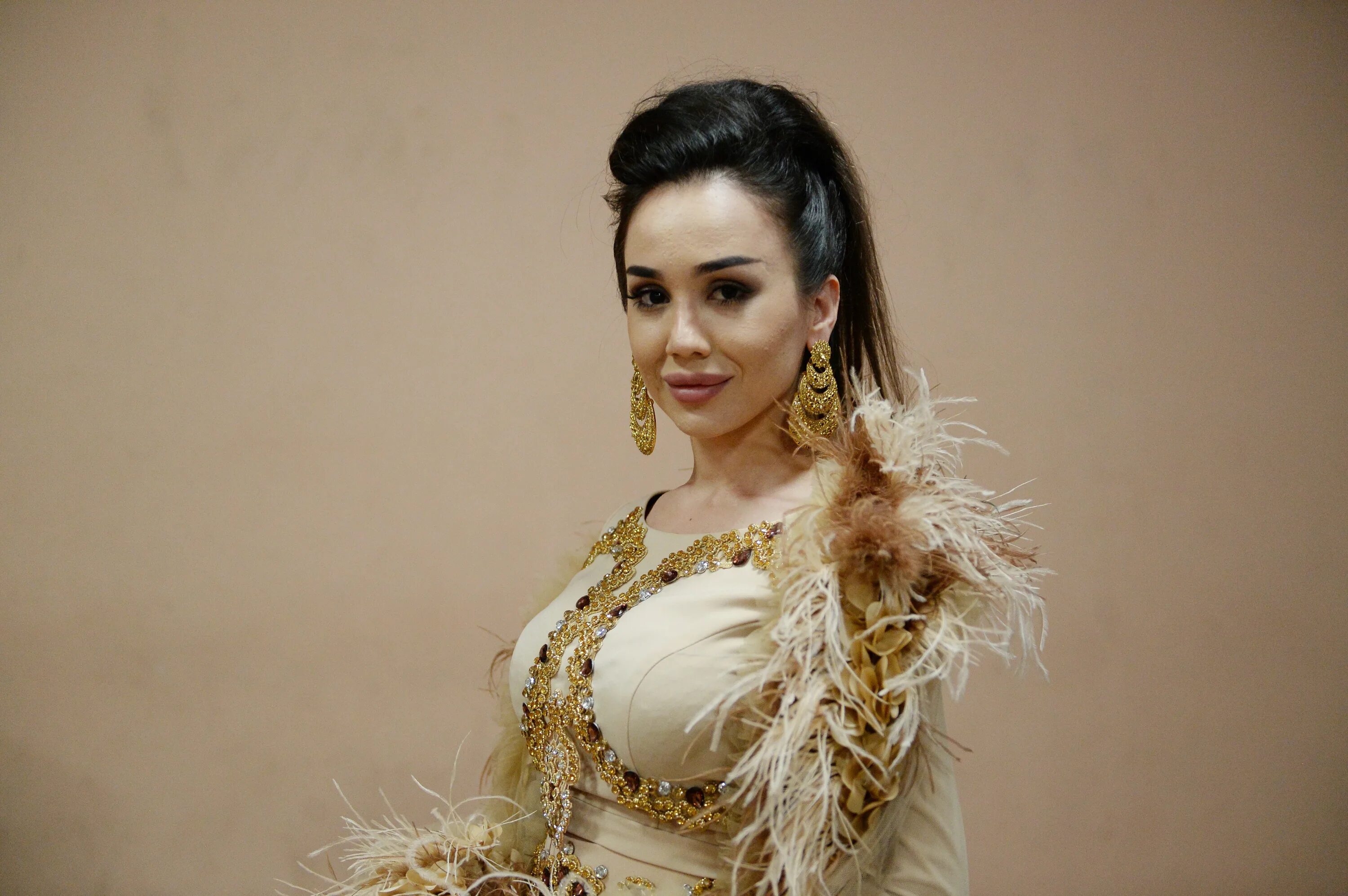 Uz o. нигина паризода. куртаи чакан попович. герб узбекистана птица хумо. куртаи чакан точики.