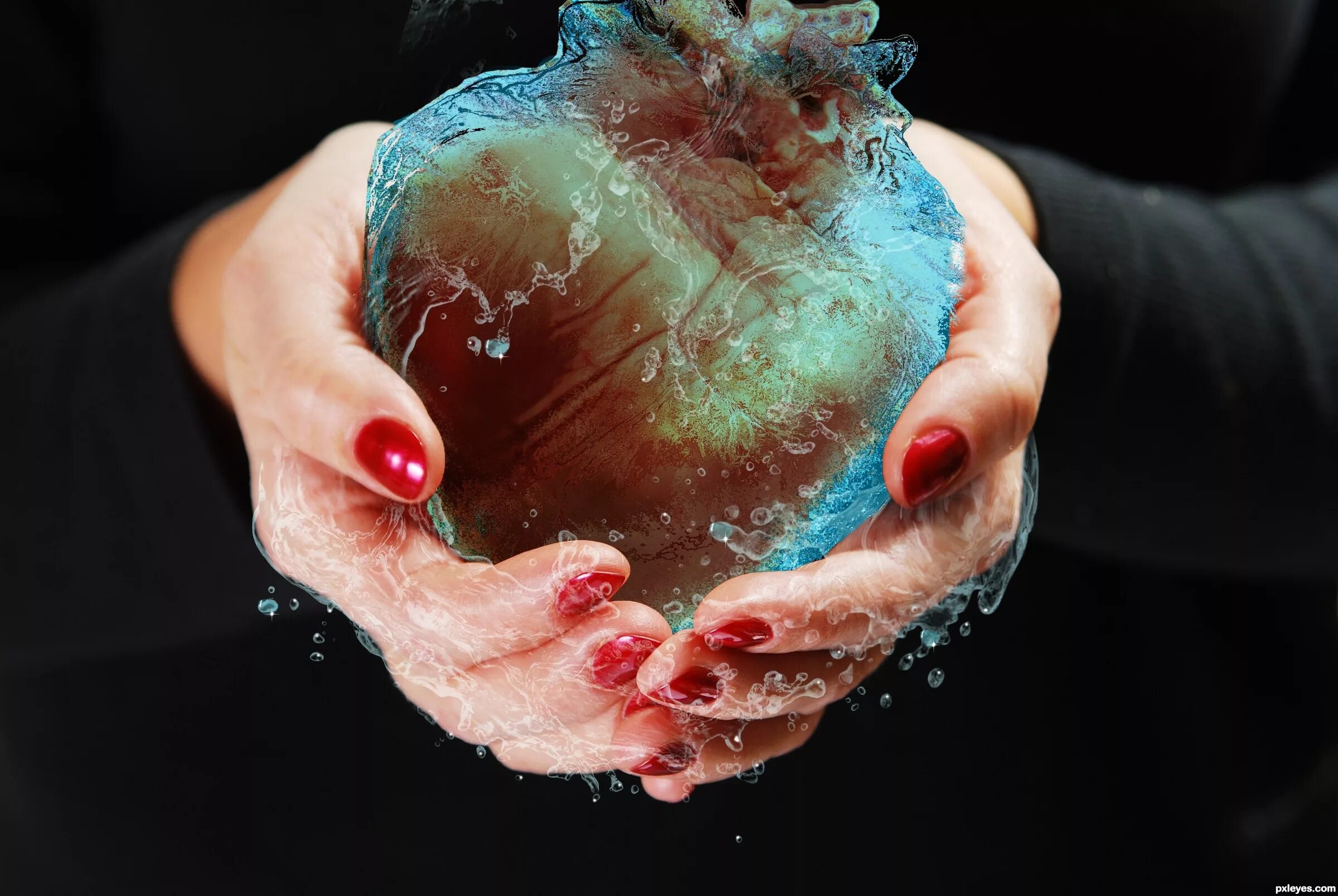 растаяв в руках. ледяное сердце. снег в руках. снежок. ледяное сердце в руках.