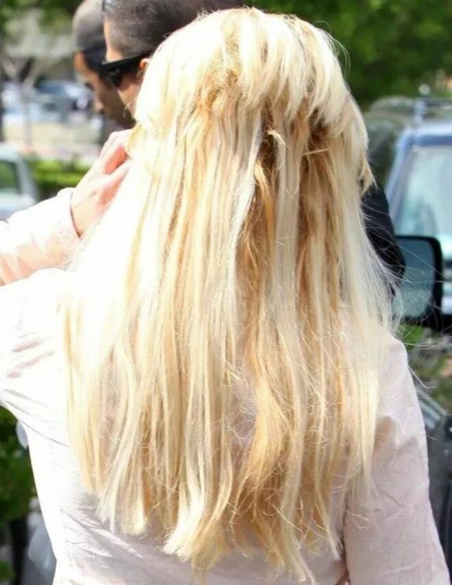 Бритни Спирс наращивание волос. Нарощенные волосы светлые. Длинные нарощенные волосы. Нарощенные волосы блондинки.