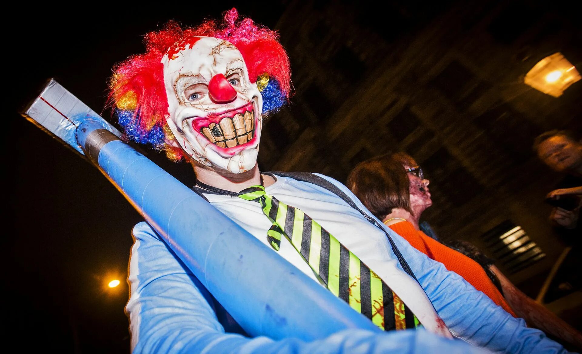 Закон клоуна. Клоун с синими волосами. Клоун синий красный. Молодёжный клоун.
