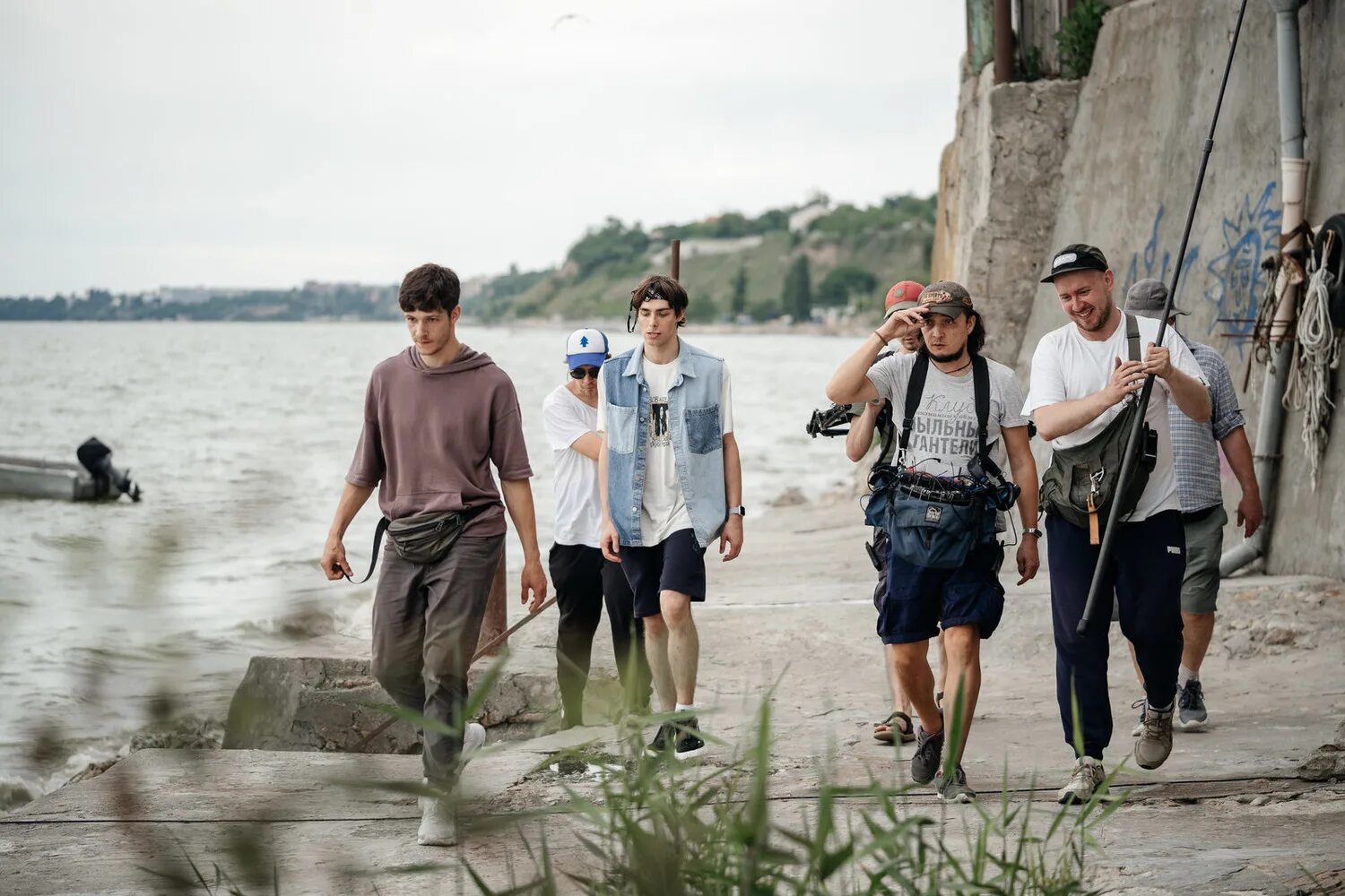 Акула под водой вид сверху. Пираты карибского моря проклятие черной жемчужины съемки. На каком море снимали триггер. На каком море снимали триггер. Пираты карибского моря режиссер.