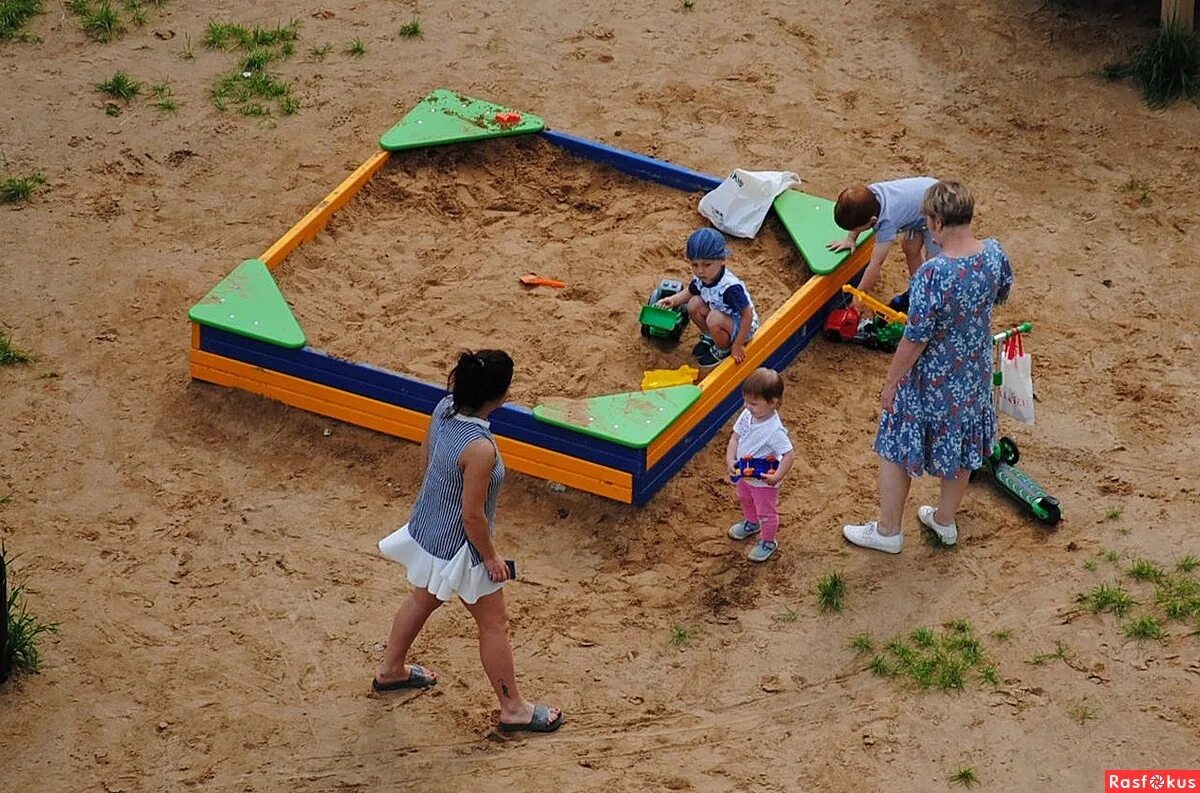 детская площадка с песочницей. песочник для мальчика. детская песочница играть. необычная песочница. дети играющие в песочнице.