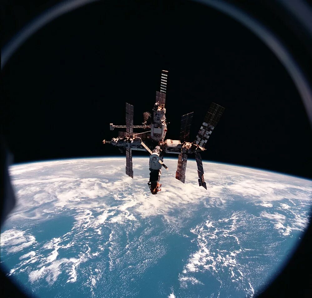 Станция мир 1986. 1986 Запущена Советская орбитальная станция «мир». Космическая станция «мир» (20.02.1986-16.03.2001). Первая многомодульная орбитальная станция («мир»).. Source space