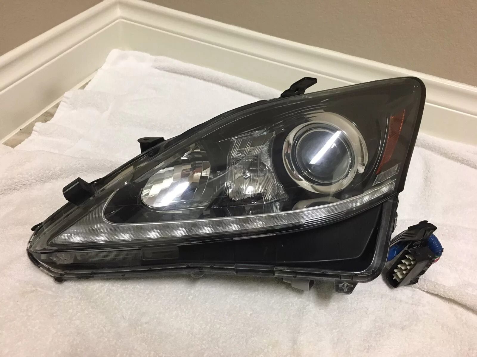 Лет фары. Фары lexus is 250 рестайлинг. lexus is 250 2008 фара. фары лексус ис 300. рестайлинг фары на лексус ис 250.