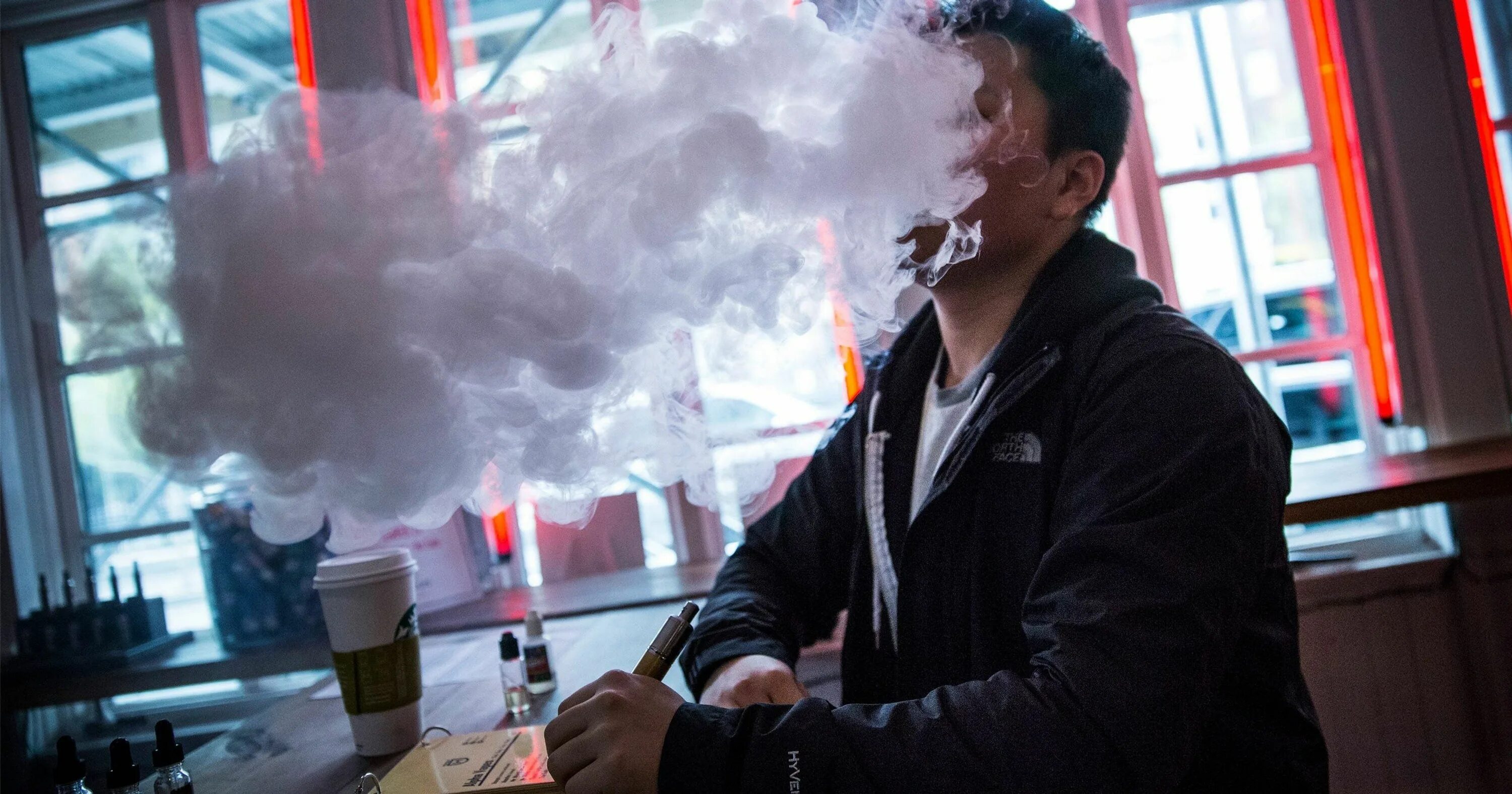 Парить электронку. Мужчина в дыму. Человек с электронной сигаретой. Парень с ВЕЙПОМ. Вейп курение.