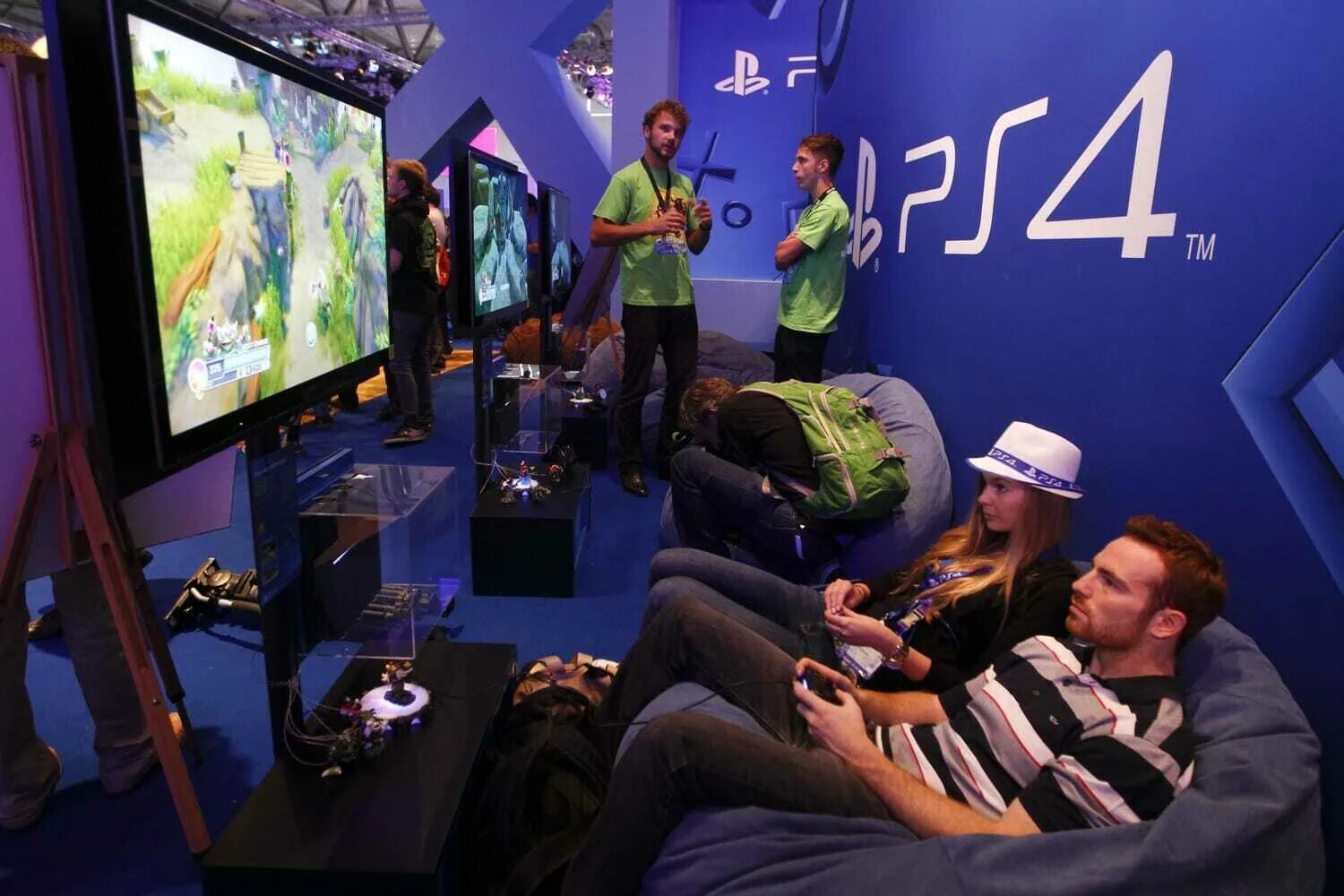 Игровой клуб сони плейстейшен. Kinect Sony PLAYSTATION 4 VR. Игровой зал плейстейшен 4. Игровая зона на мероприятии.