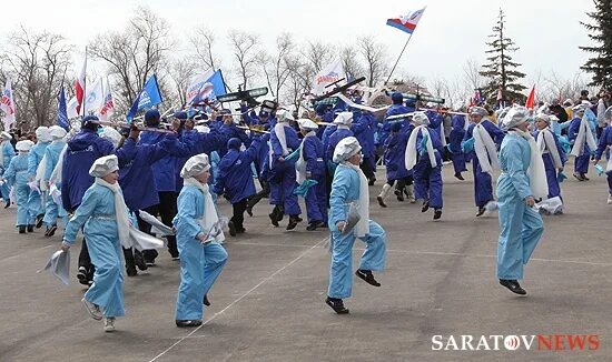 День центр мероприятия. День космонавтики. памятник юрию гагарину (саратов). возложение цветов к памятнику гагарина в оренбурге. сусуман в честь россии митинг.