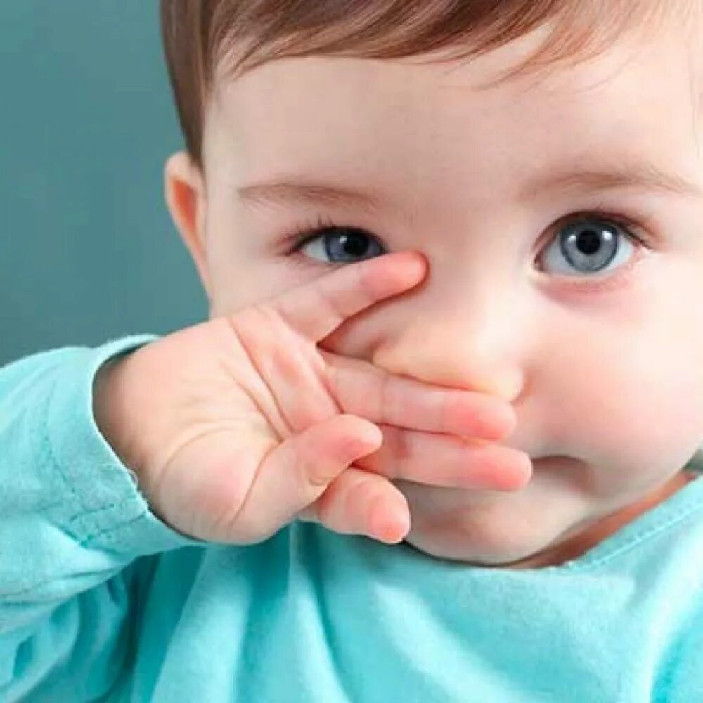 Ребенок год сильно заложен нос. Ребенок. Насморк у ребенка. Глаза ребенка.