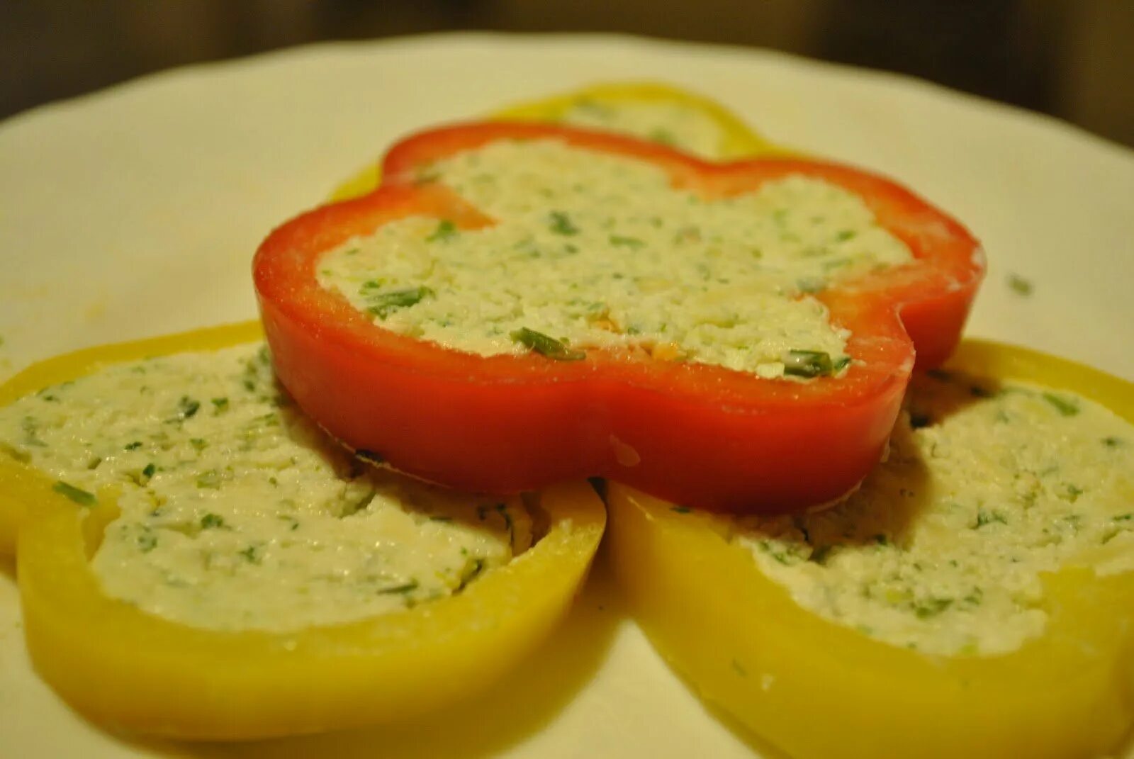 Рецепт болгарского перца с сыром. Фаршированные перцы в духовке. Запеченные фаршированные перцы. Перец фаршированный сыром и чесноком. Болгарский перец с сыром.