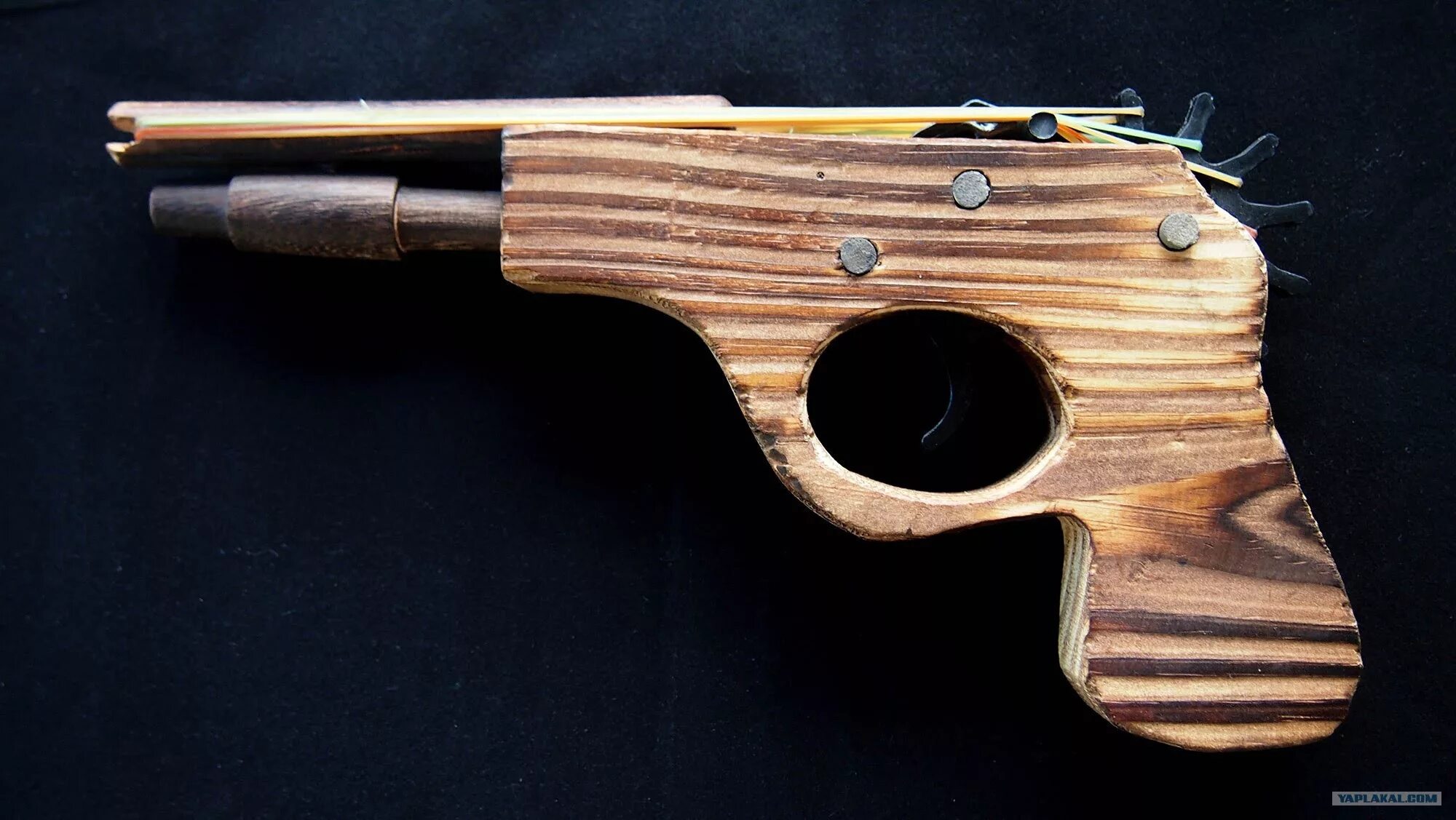 деревянный автомат. игрушечный деревянный пистолет. пистолет-резинкострел - тт. пистолет стреляющий резинками. деревянный пистолет.