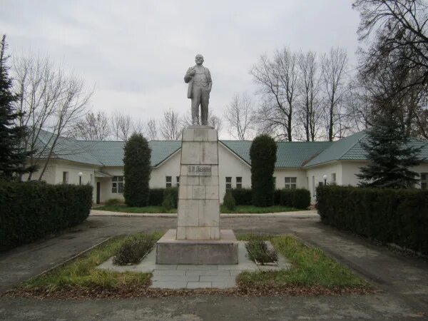 Памятники никольское. Памятник Ленину Никольск Пензенская. Памятник в Никольске Пензенской области. Никольск Жемчужина Пензенской губернии. Памятник Ленина Никольск.