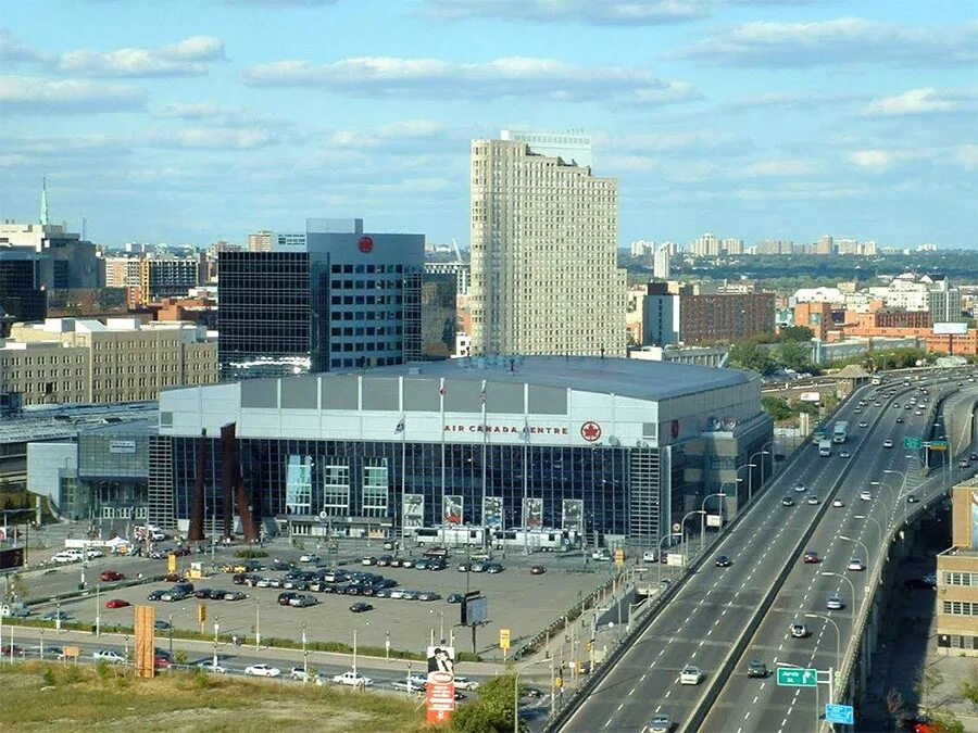 Которая расположена в центре сама