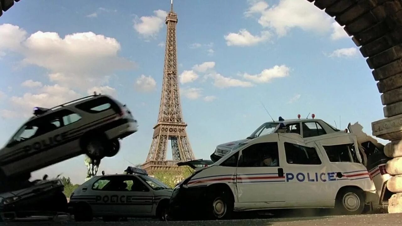 Такси два 2. Taxi 2 2000. Такси 2 постер. Такси 1 фильм 2000. Люк бессон в такси 2.