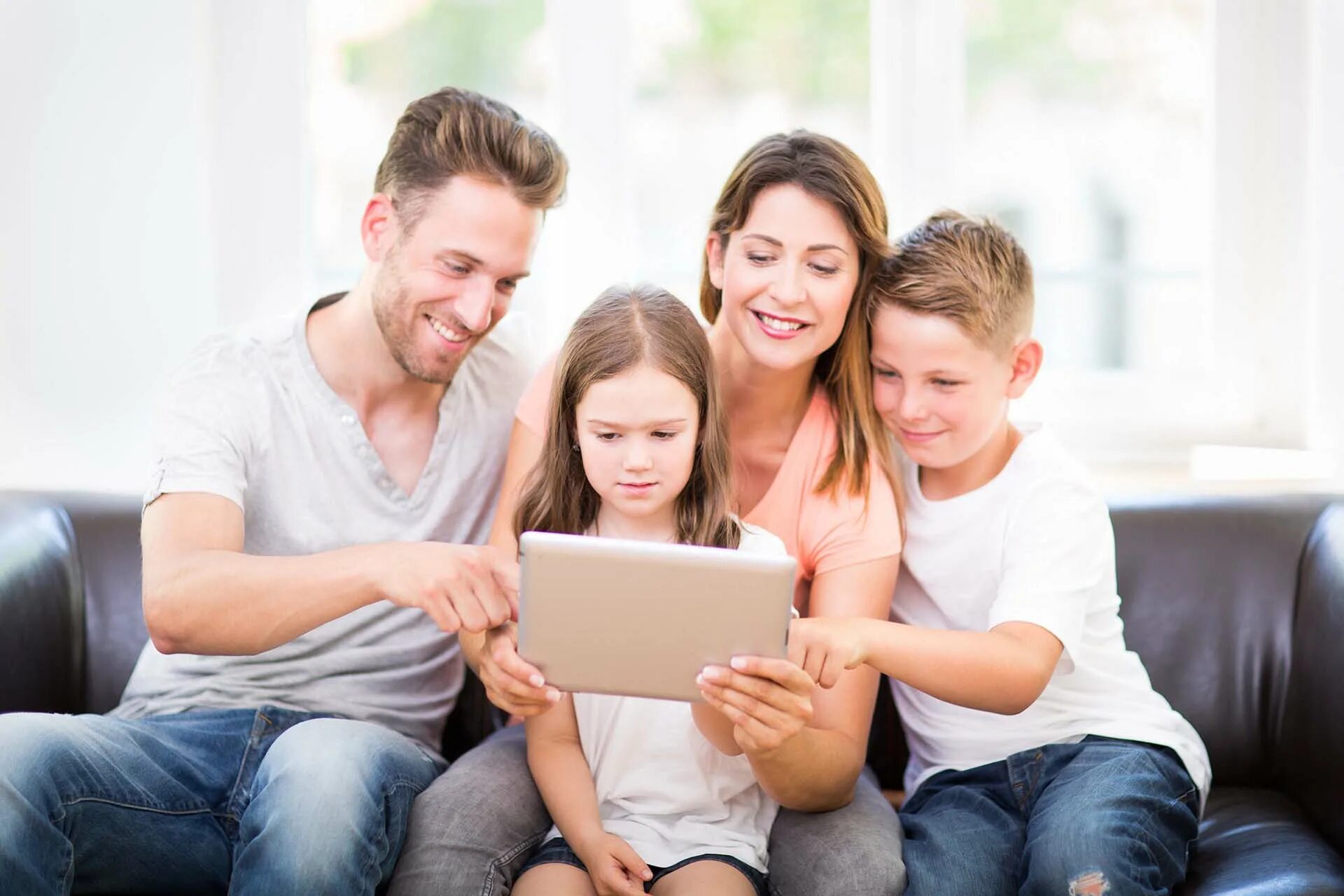 Семья за ноутбуком. Семья с планшетом. Семья с гаджетами. Счастливая семья с гаджетами.