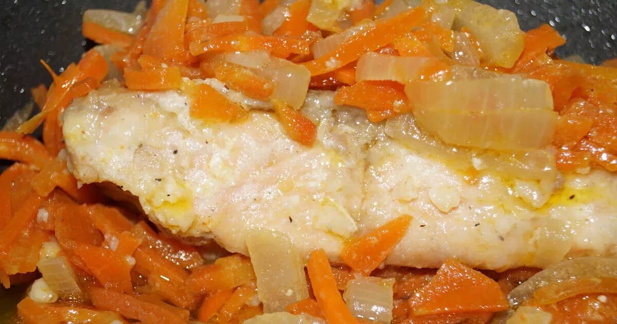 Минтай картофель морковь лук. Кета тушеная с овощами. Рыба тушеная с морковью и луком. Рыба тушеная с морковью. Треска тушеная с овощами.