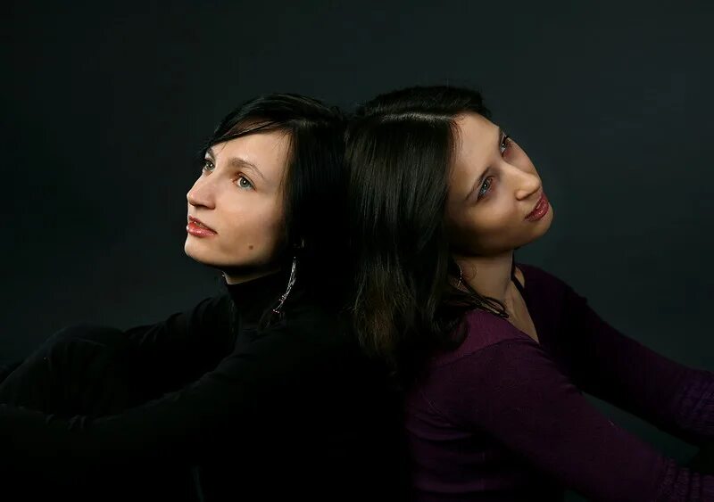 Две девушки. 2 сестренки. Девочка сидит. Две сестры содержание. Фотосессия две сестры.