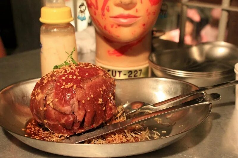 Каннибальский ресторан в лос анджелесе. Ресторан для каннибалов в японии. Ресторан каннибалов в японии. Доктор лектор ганнибал сериал. Деликатес в меню каннибала.