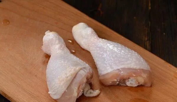 Сколько по времени варить голени. Куриная ножка вареная. Куриная голень вареная. Вареные куриные ножки.
