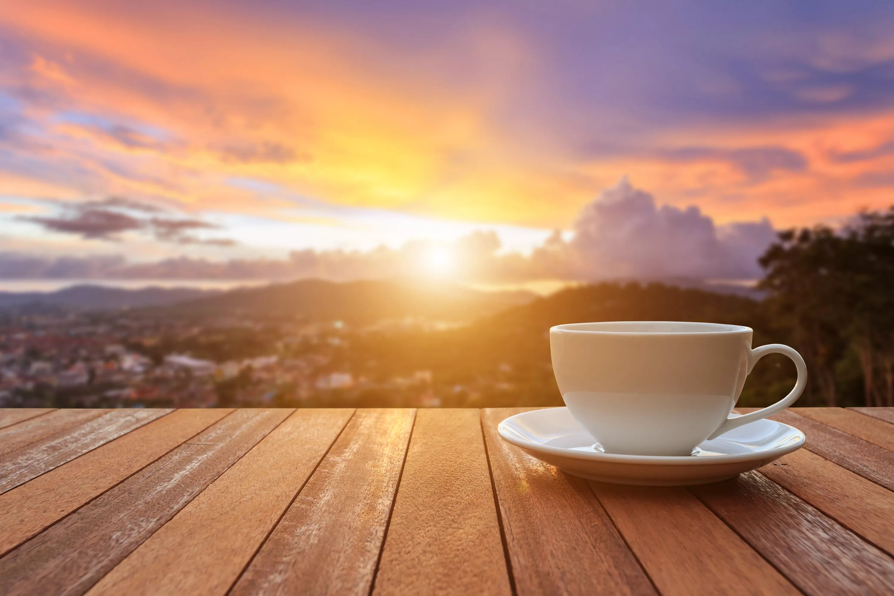 Картинки с добрым утром город. Утро кофе солнце. Чашка кофе на рассвете. Утро солнце чашка. Солнечное утро и кофе.