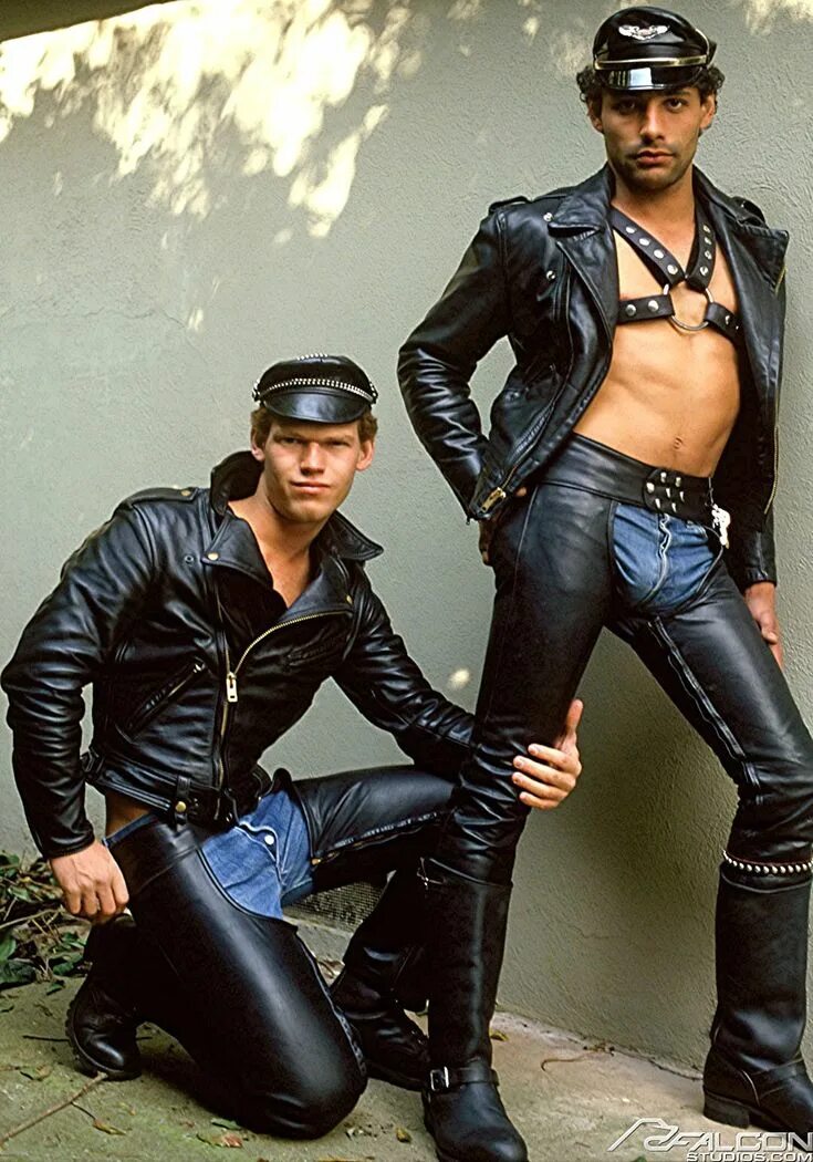 Скотт Охара. Мужчина в кожаных штанах. Leather gays