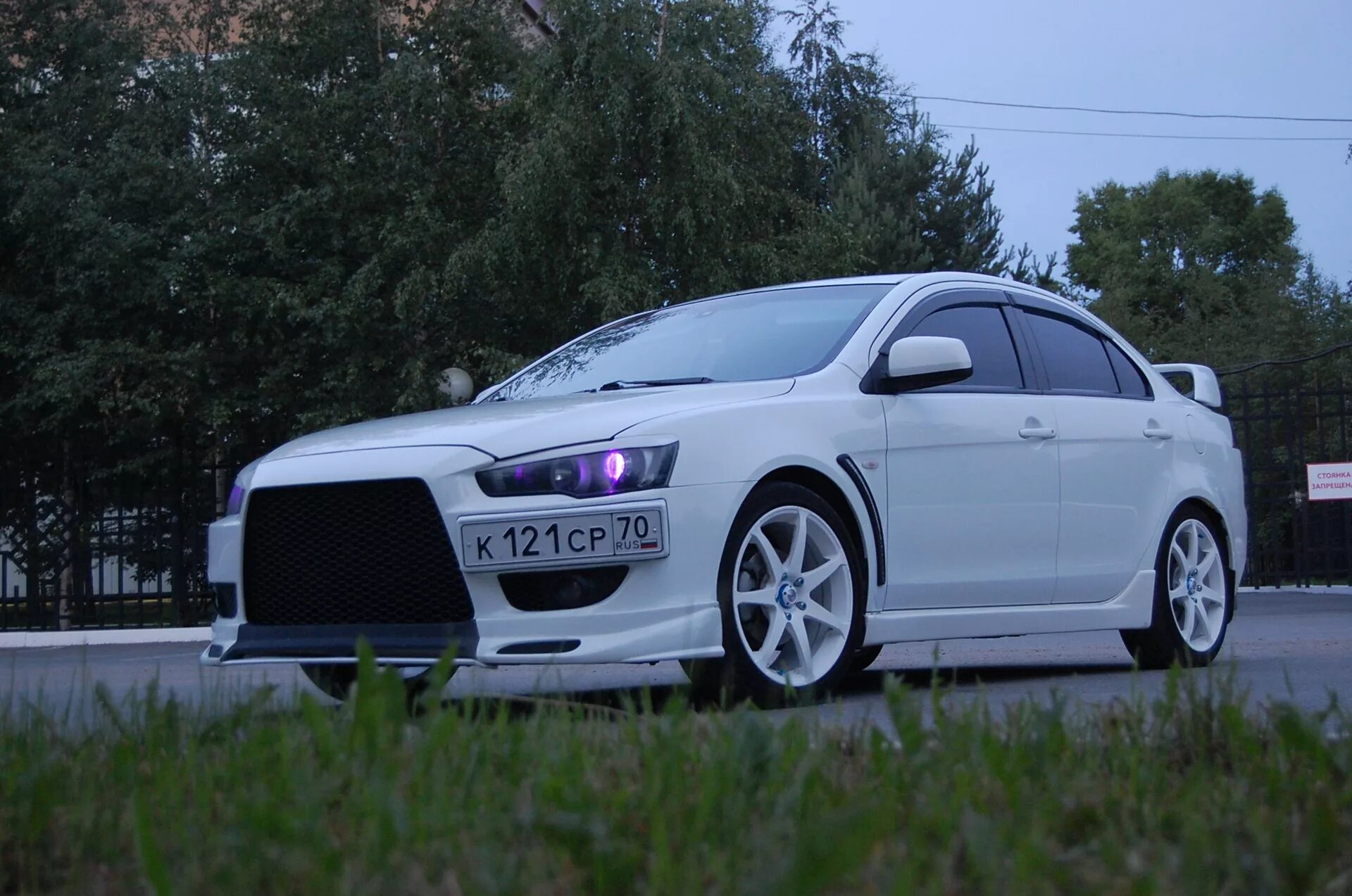 Купить тюнинг митсубиси. Mitsubishi Lancer 10 White. Мицубиси Лансер x10. Митсубиси Лансер 10 x. Mitsubishi Lancer 2008 обвесы.