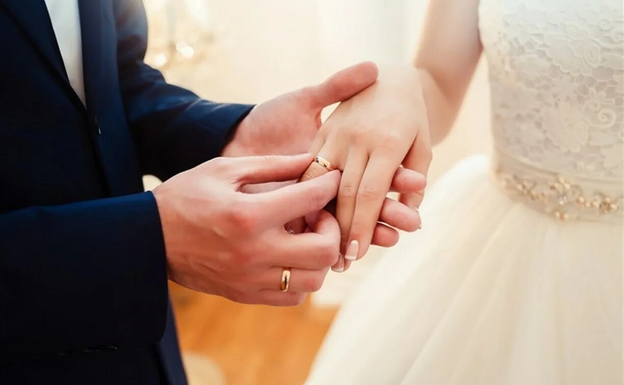 Надевает кольцо. Жених надевает кольцо невесте. Кольца жениха и невесты. Свадебные кольца на руках.