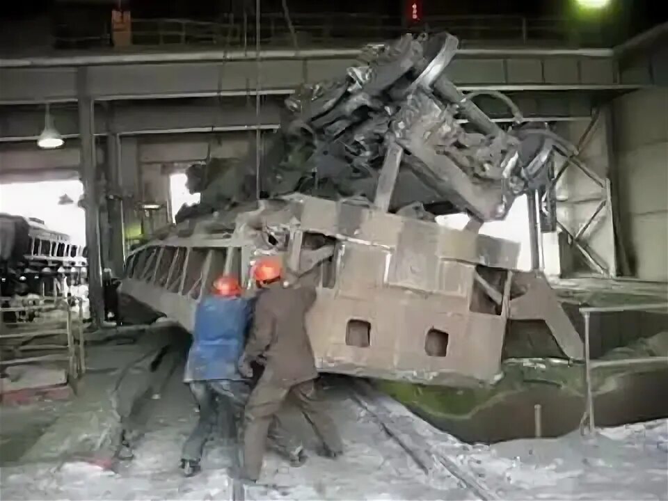Разгрузка думпкаров. Пэ2м тяговый агрегат. думпкар 2вс-105. опрокид вагонов. разгрузка думпкара.