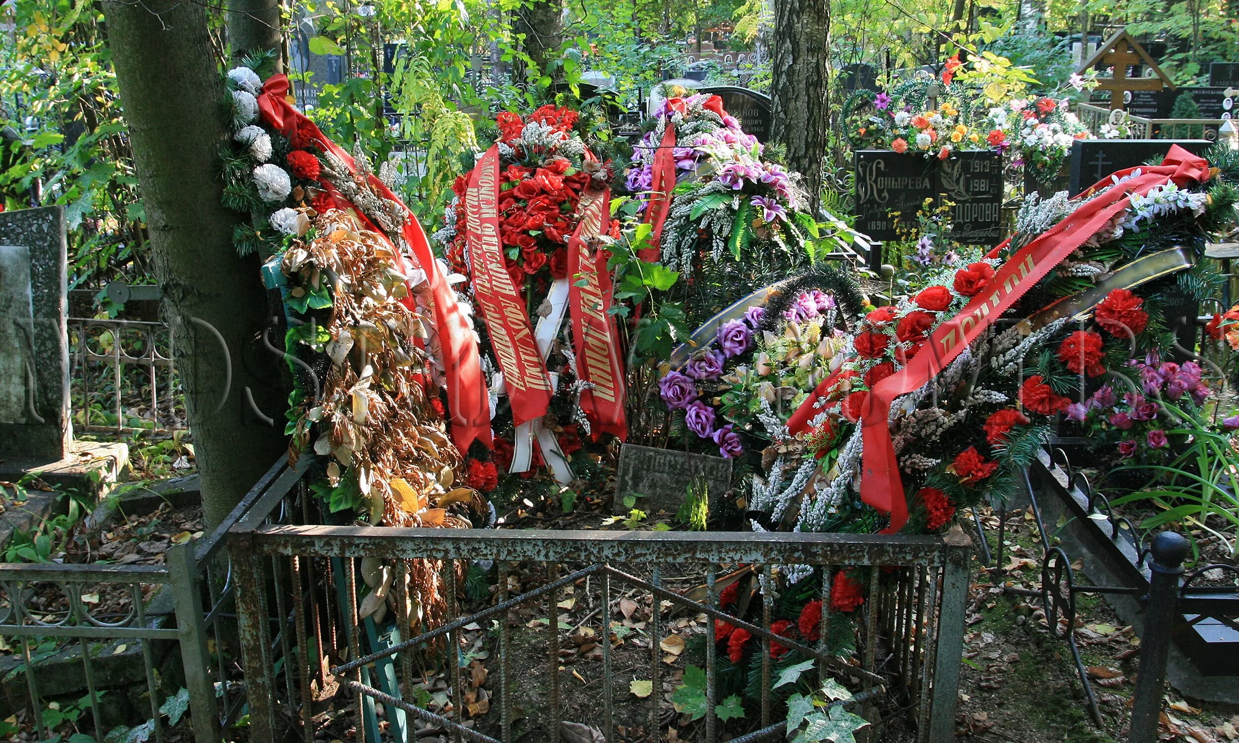 Николо архангельское кладбище захоронение сколько стоит. Архангельское кладбище Ульяновск. Захоронение урны с прахом. Памятник под урну с прахом.