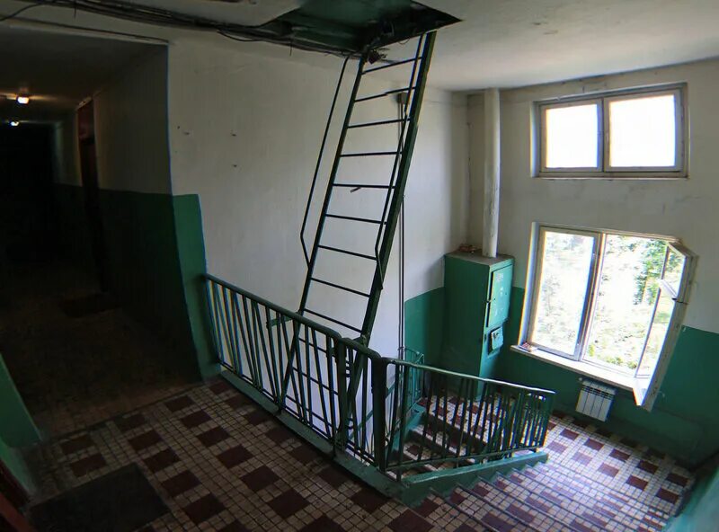 В десятиэтажном доме несколько подъездов