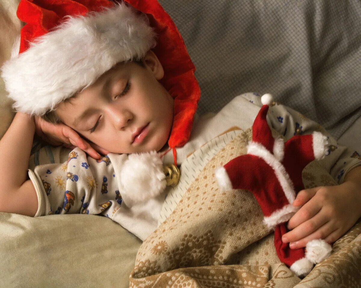 Спит дед мороз в 00:01. Сон после новогодних праздников. Комната после нового года. Восстановление после нового года. Второй день нового года.