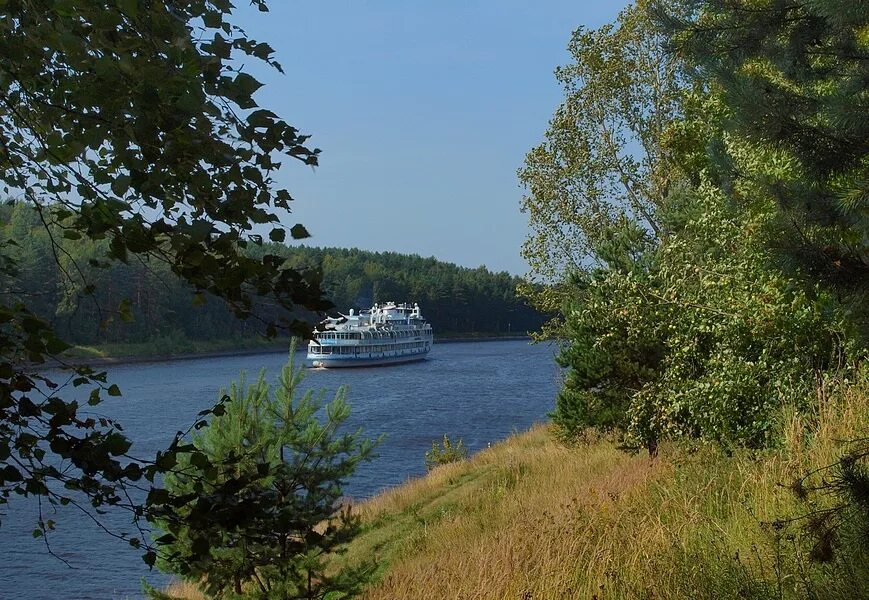 Плывет белый пароход. Река Волга природа пароход. Волга река пароход. Пароход на реке. Пароходик на реке.