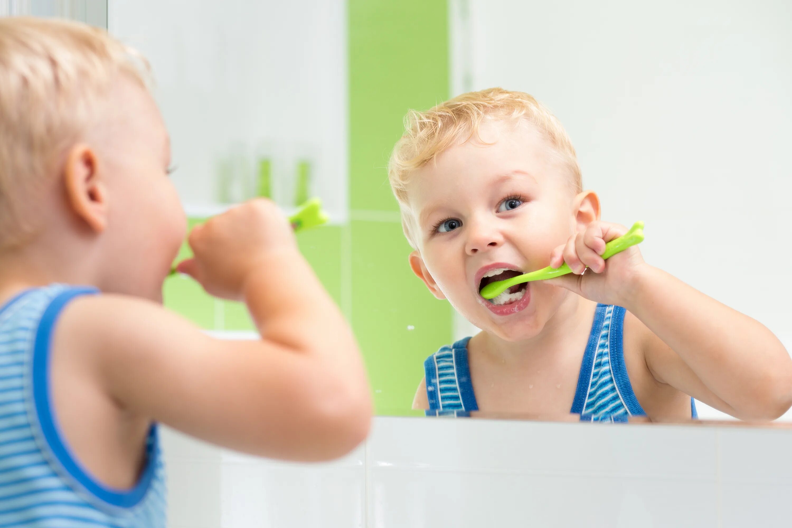 I wash and clean my teeth. Ребенок чистит зубы. Гигиена рта для детей. Зубная щетка для детей. Ребенок я сам.