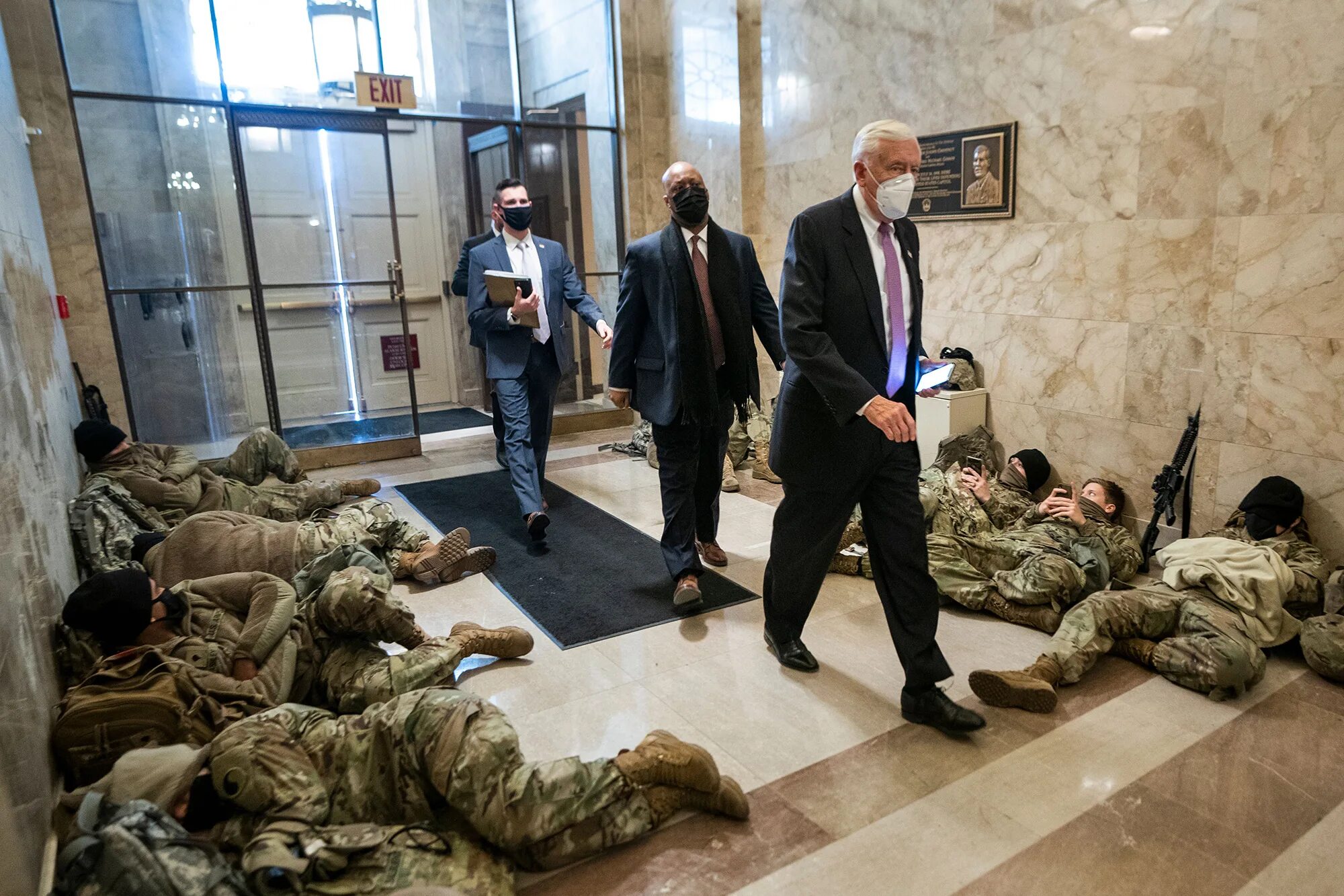 Будет ли мобилизация после инаугурации. Нацгвардия США В Капитолии. Национальная гвардия в Капитолии. Американские военные спят на полу. Солдаты в Капитолии.