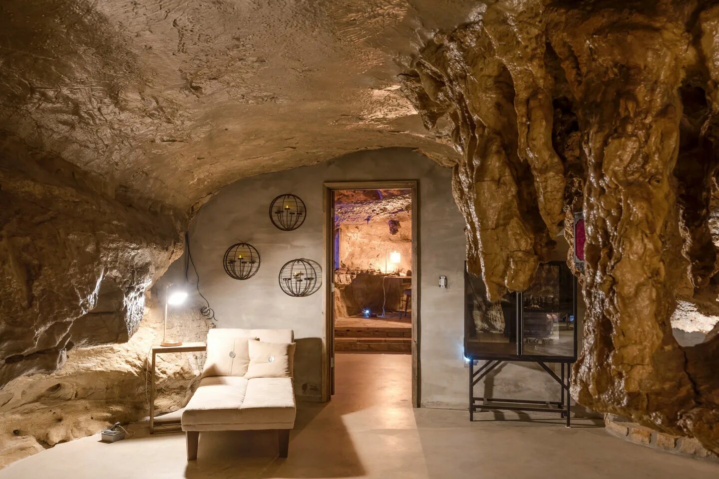 Жилище в пещере. Первобытная пещера. Beckham creek cave lodge парфенон арканзас сша. Пещерный дворец cave palace ranch, юта, сша. Пещера первобытного человека.