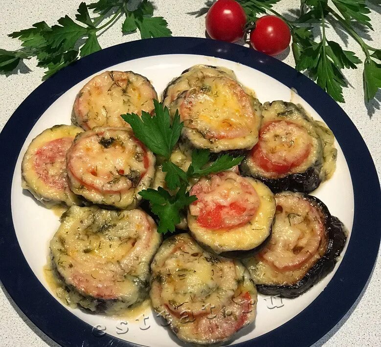 Баклажаны с фаршем в духовке с помидорами. Баклажаны в духовке с фаршем помидорами и сыром. Баклажаны с фаршем и помидорами запеченные в духовке. Баклажаны в духовке с фаршем помидорами и сыром и чесноком. Баклажаны помидоры майонез чеснок в духовке