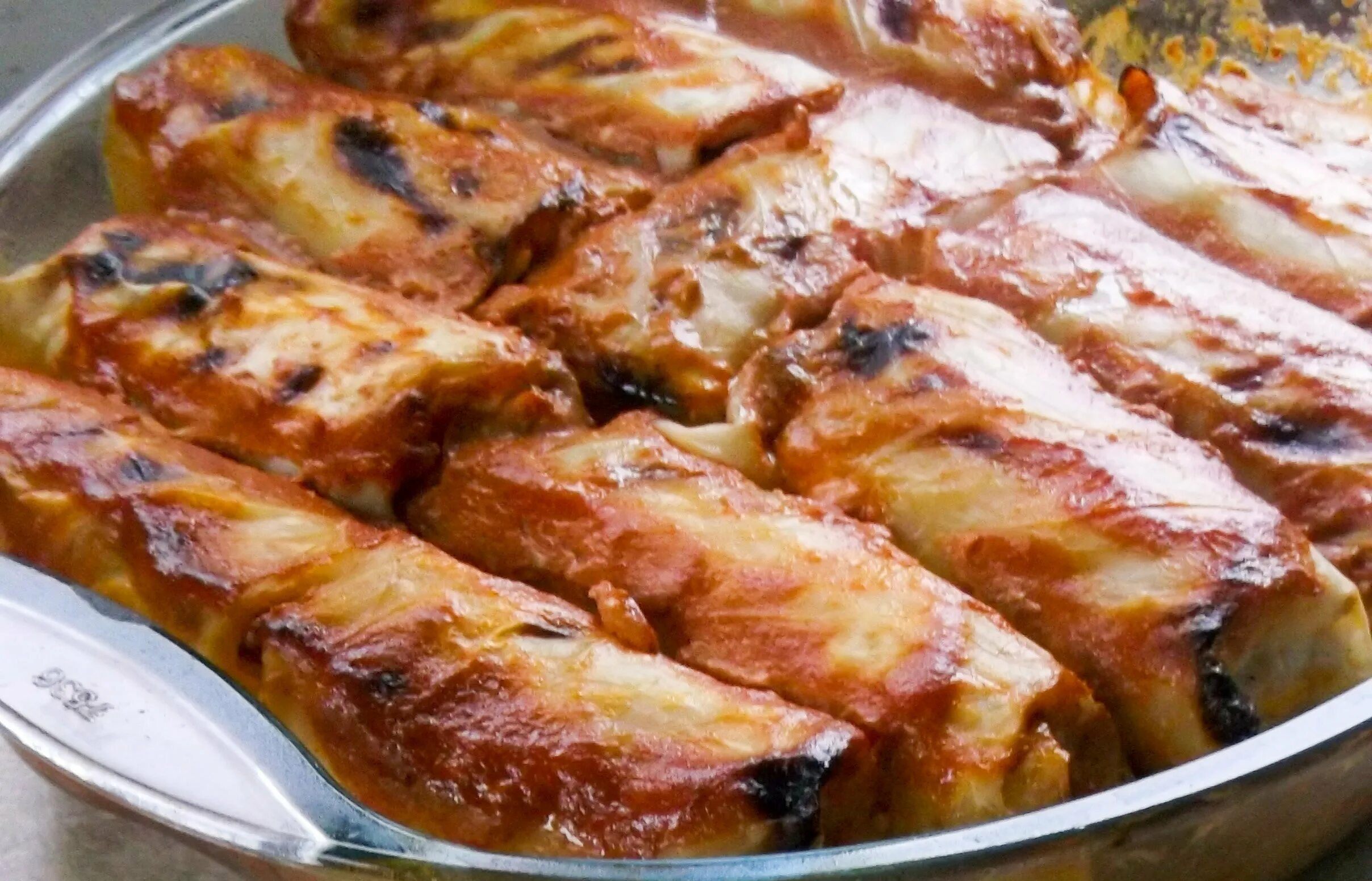 Голубцы на противне. Голубцы картинки. Рецепт вкусных голубцов в духовке. Голубцы в духовке на противне. Рецепт вкусных голубцов в духовке.