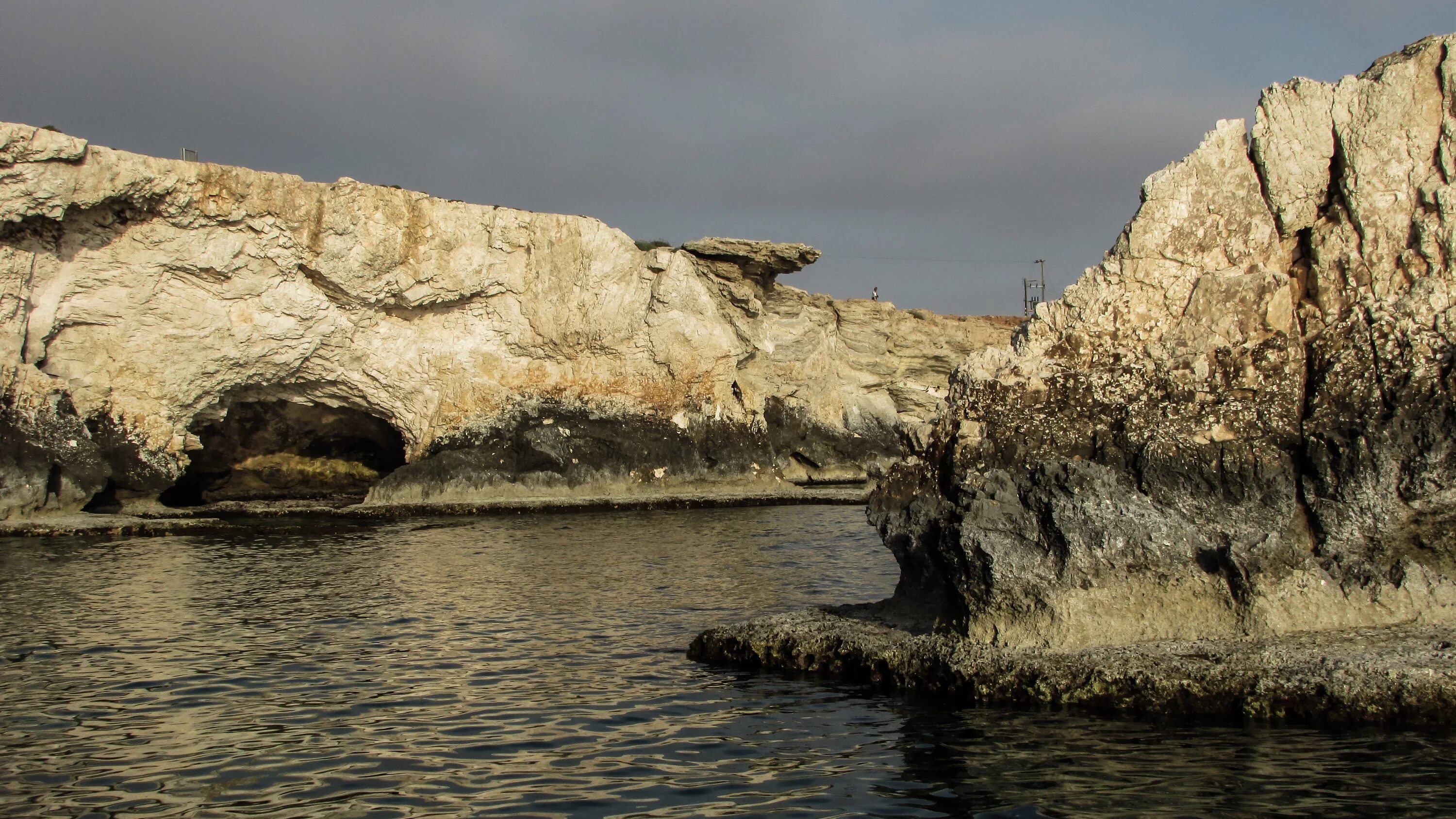 Айя Напа скала. Каменные скалы Кипра. Скалы в воде. Рыба скала.