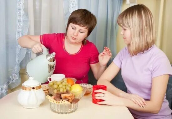 Пришел к соседке на чай. Подруги пьют чай на кухне. Две женщины пьют чай на кухне. Подружки на кухне чай. Две женщины на кухне.