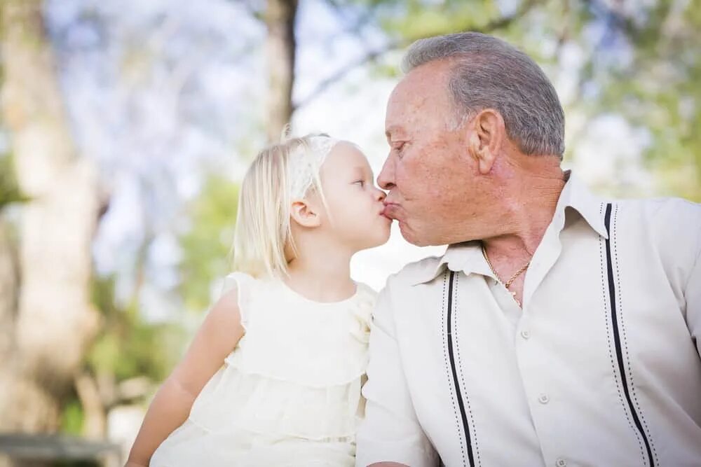 Grandpa daughter. Девочка с дедушкой. Маленькая девочка и старик. Дедушка и девушка. Дед с маленькой девочкой.