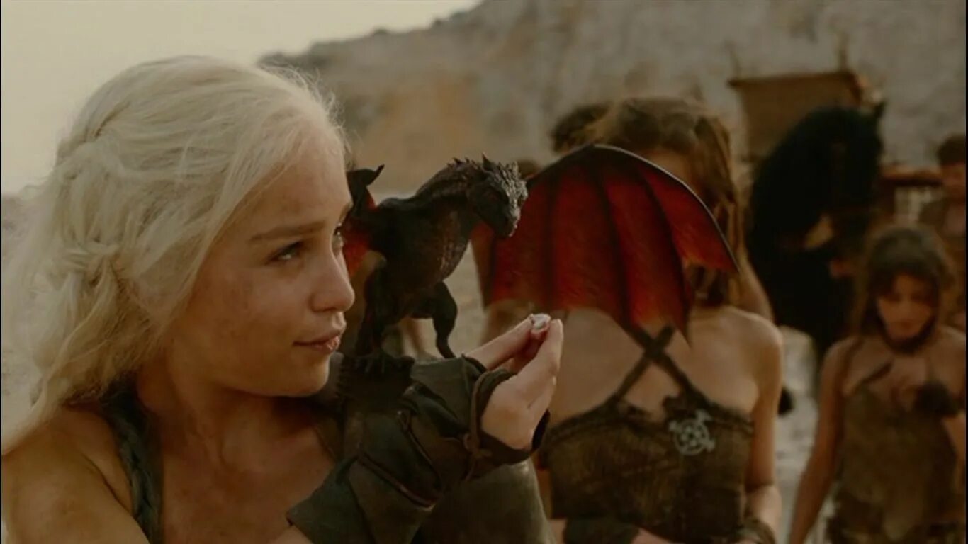 The mother of dragons. Дейенерис на драконе. Дейенерис Таргариен и маленькие драконы.