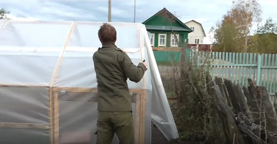 Снимать ли пленку с теплицы. Крепление пленки к парнику. Теплица из армированной пленки. Армированная пленка на теплице. Для крепления армированной пленки.