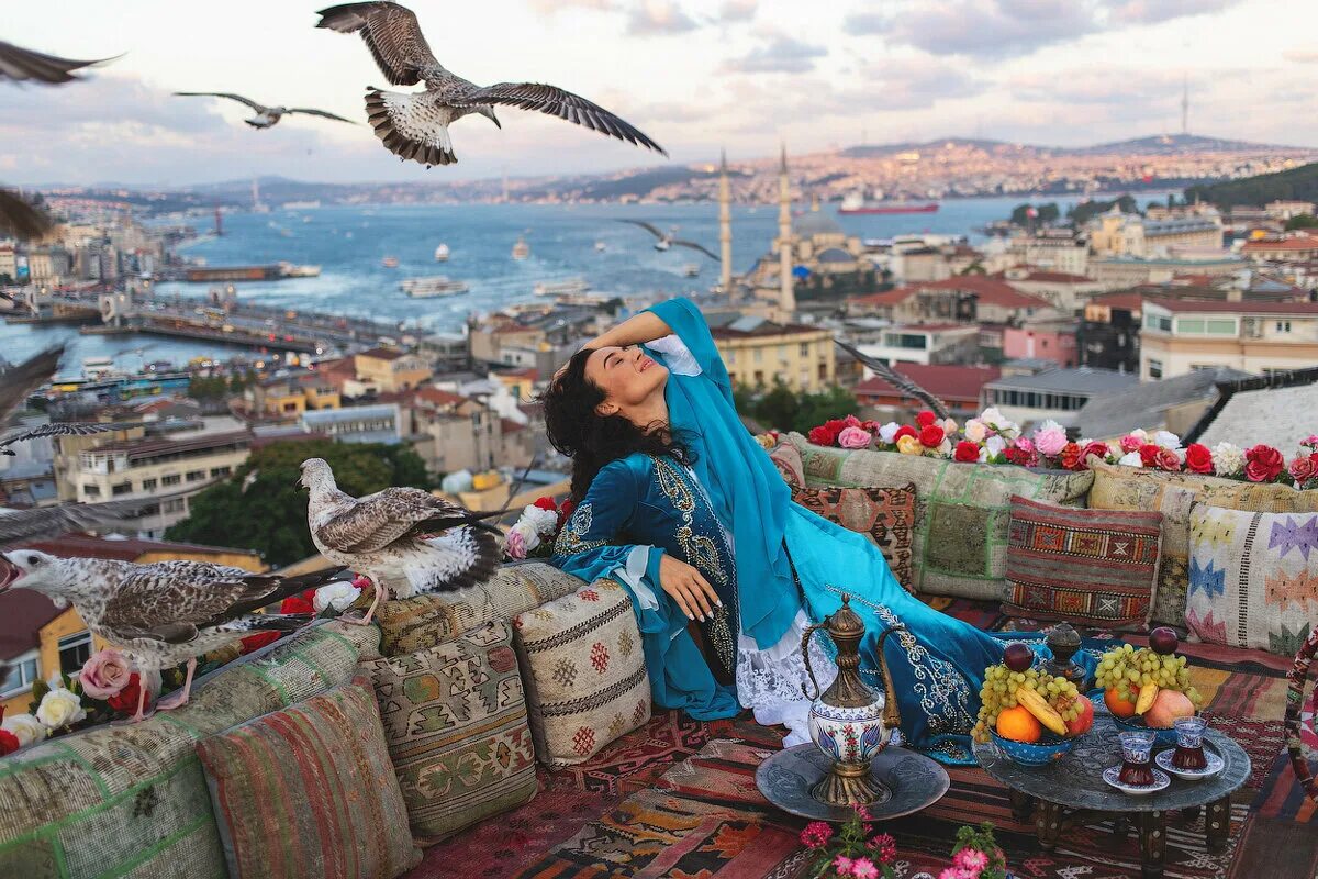 Террасы стамбула. Смотровая площадка в Стамбуле с чайками. Стамбул девушка. Терраса в Стамбуле с чайками.