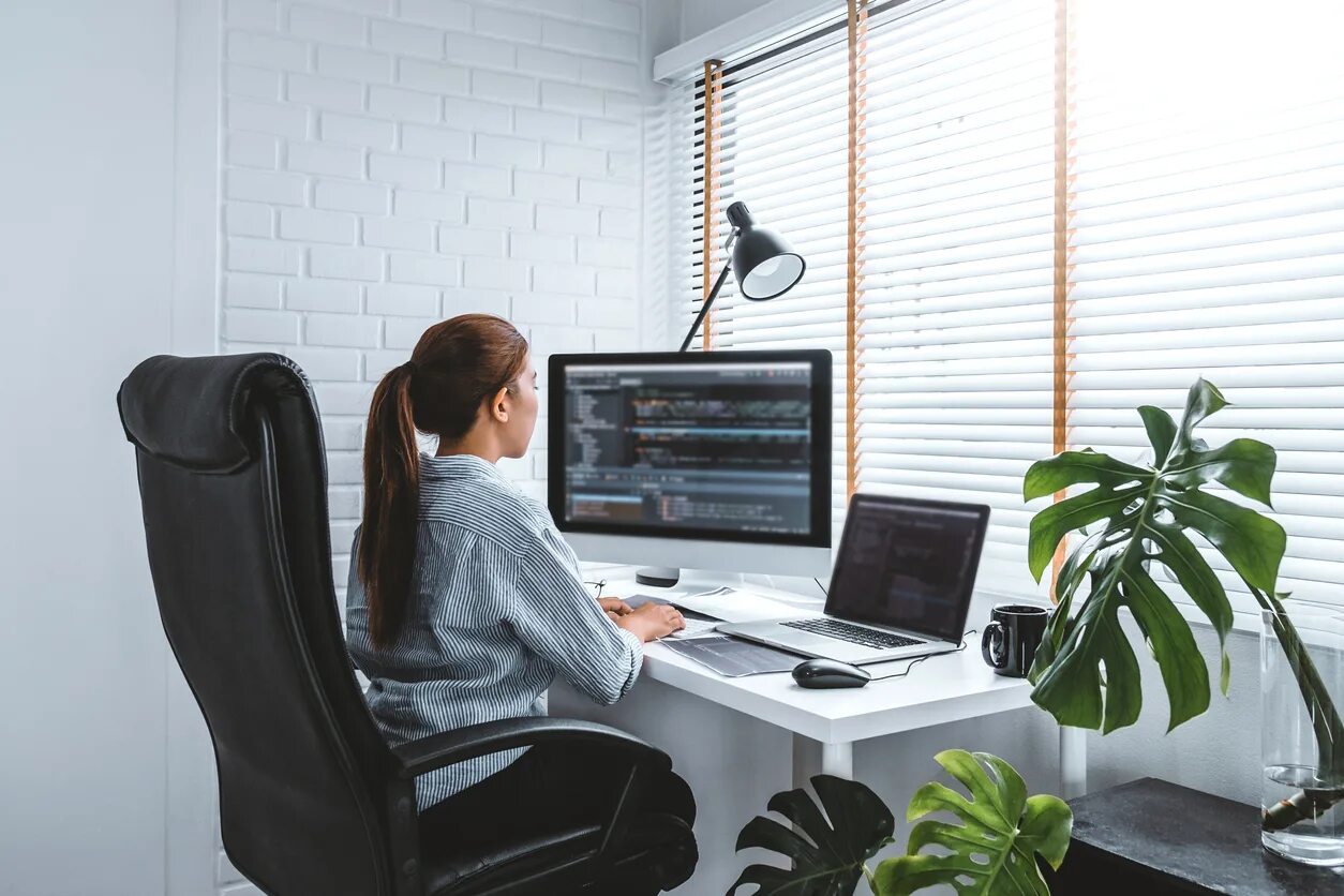 Где можно работать дома. Ноутбук в офисе. Женщина с компьютером. Работа из дома. Дизайнер помощник за компьютером.