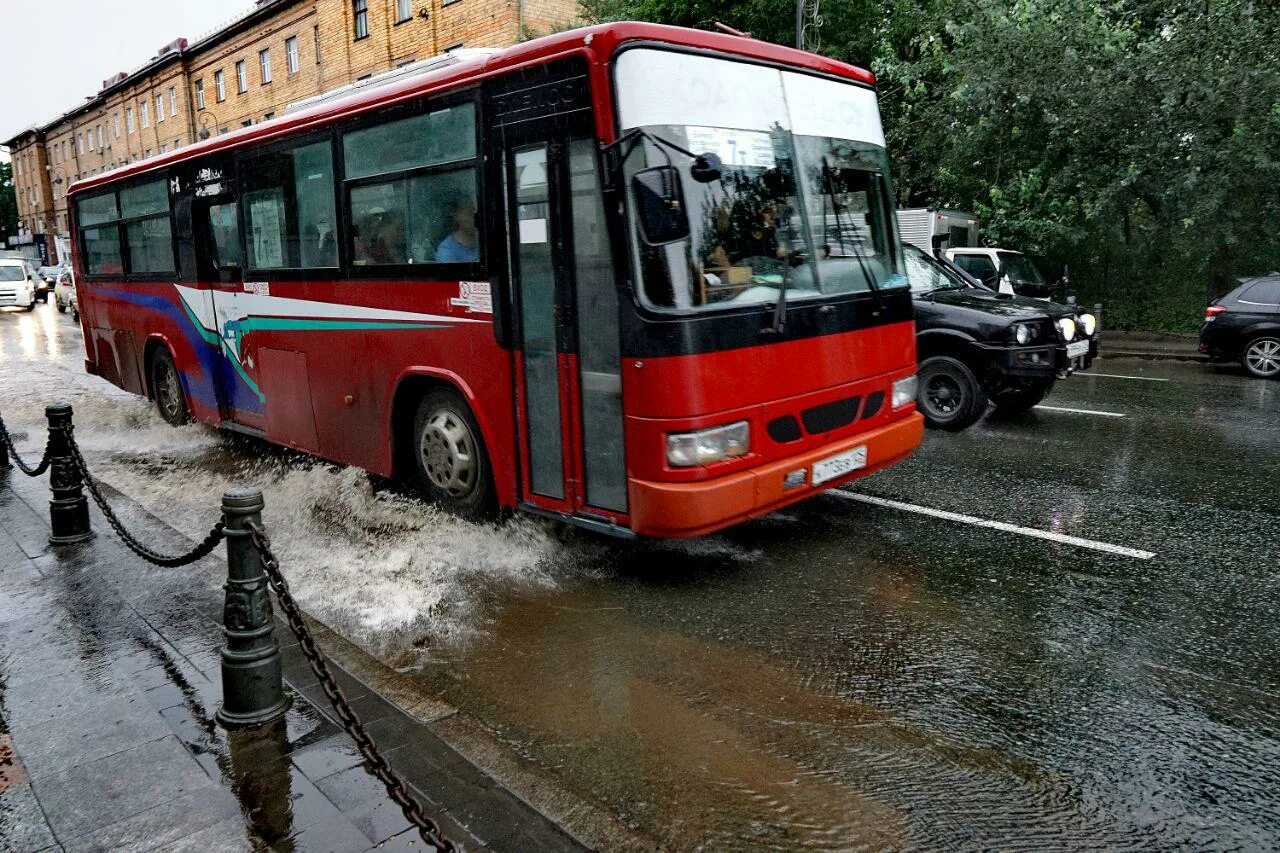 Транспорт автобусы владивосток. Владивостокский автобус. Автобус Владивосток. Общественный транспорт Владивостока. Автобус дождь.