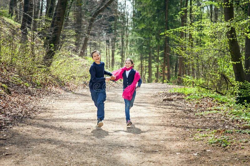 Лес рук. Брат и сестра бегут за руки. Фото сестричек бегущих. Руки в лесу пригодятся.