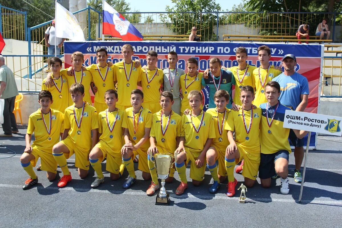 Памятник виктору понедельнику в ростове на дону. Понедельник ростов на дону. Понедельник ростов на дону. Академия футбола ростов. Понедельник ростов на дону.