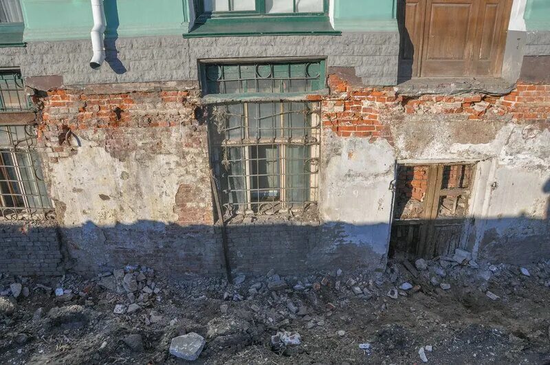 Закопанный новосибирск. Политехнический музей засыпанный этаж. Музей врубеля культурный слой. Политехнический музей засыпанный этаж. Закопанный новосибирск.